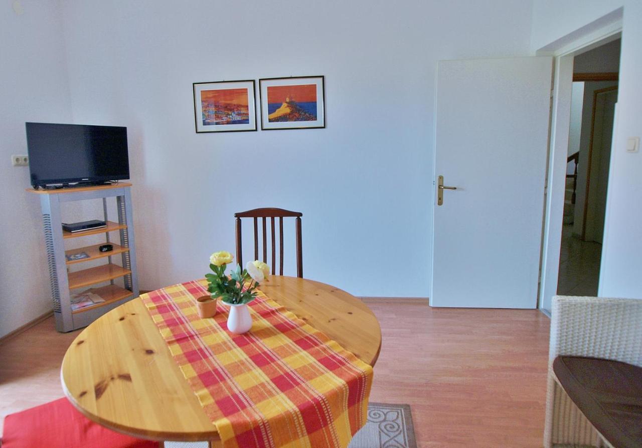 Apartments Biserka 라브 외부 사진