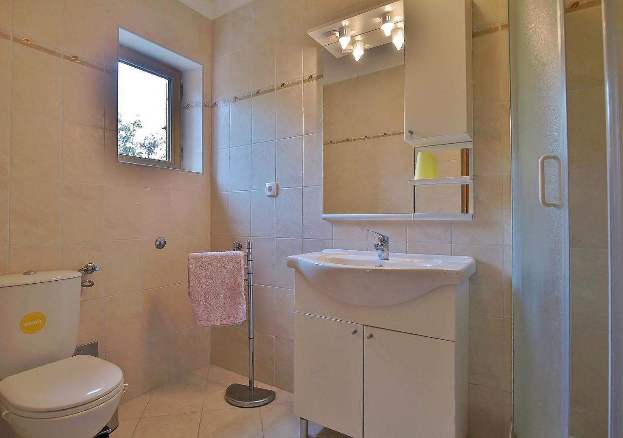Apartments Biserka 라브 외부 사진